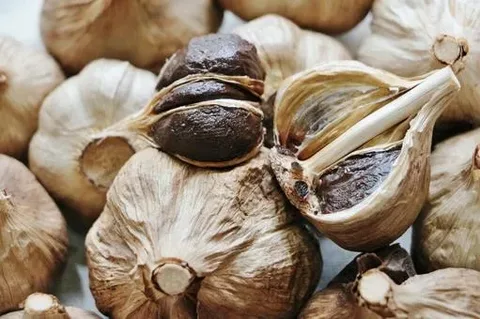 تصویر 4 از سیر سیاه اصفهان + خوش طعم و طبیعی